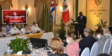 El presidente de la Asamblea Nacional de Cuba, Esteban Lazo, habla durante la reunión interparlamentaria Cuba-México, en La Habana. Foto: @AsambleaCuba / Twitter.