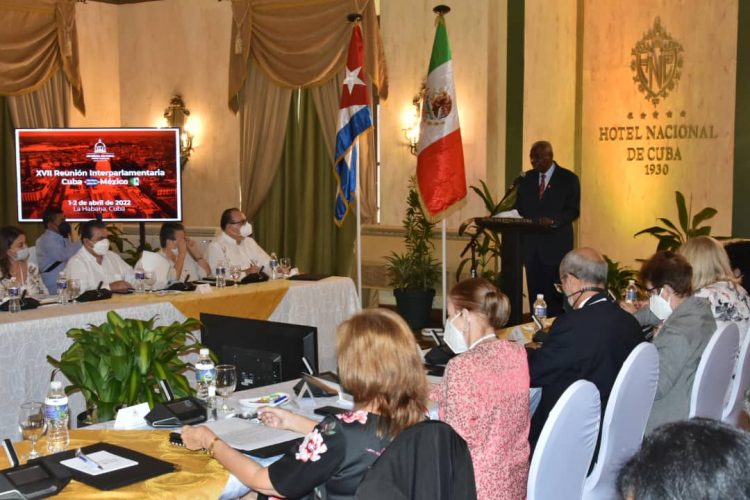 El presidente de la Asamblea Nacional de Cuba, Esteban Lazo, habla durante la reunión interparlamentaria Cuba-México, en La Habana. Foto: @AsambleaCuba / Twitter.