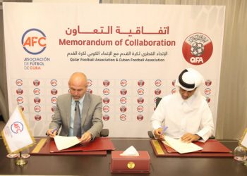 Los máximos directivos del fútbol en Cuba y Qatar firman un convenio de cooperación. Foto: Prensa Latina