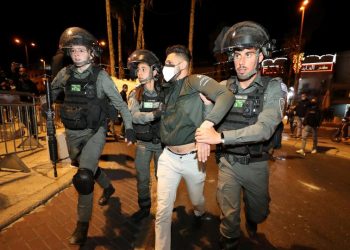 Un detenido palestino durante los enfrentamientos. Foto: TRT World.