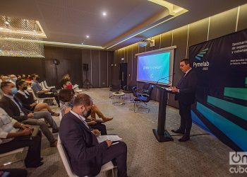 Jean-Jacques Bastien, embajador del Reino de Bélgica en Cuba, pronuncia las palabras de apertura del evento Pymelab 2022, en el Hotel Iberostar Grand Packard, de La Habana, el 28 de abril de 2022. Foto: Otmaro Rodríguez.