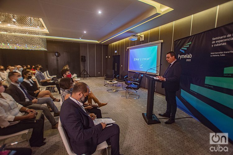 Jean-Jacques Bastien, embajador del Reino de Bélgica en Cuba, pronuncia las palabras de apertura del evento Pymelab 2022, en el Hotel Iberostar Grand Packard, de La Habana, el 28 de abril de 2022. Foto: Otmaro Rodríguez.