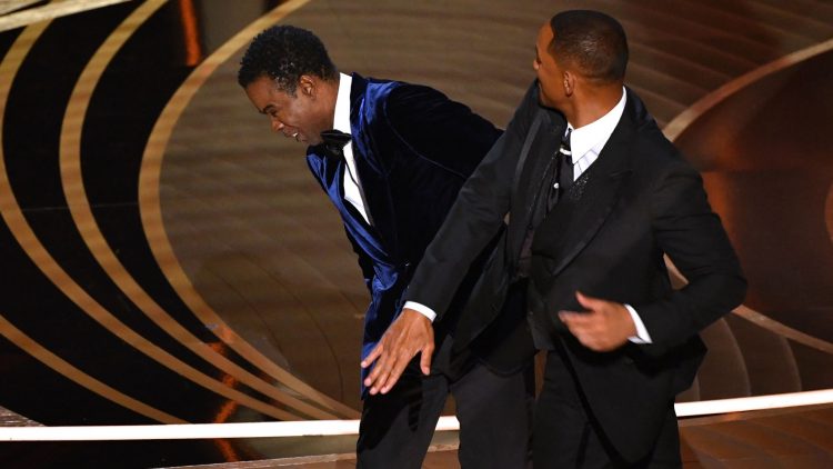 El actor Will Smith agrediendo al presentador Chris Rock durante la 94ª ceremonia de los Premios Oscar. Foto: Sporting News.