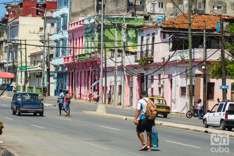 Calle Zanja, en La Habana. Foto: Otmaro Rodríguez.