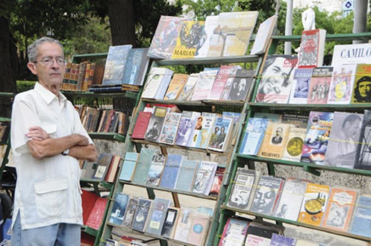 Fornet entre los libros de la Habana vieja. Foto: Opus Habana.