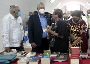 El presidente cubano Miguel Díaz-Canel (2-i) participa junto a la ministra de Cultura de México, Alejandra Frausto (d), el escritor mexicano Paco Ignacio Taibo II (2-d), y el ministro cubano de Cultura, Alpidio Alonso (i), en la jornada inaugural de la trigésima Feria Internacional del Libro de La Habana (Cuba). Foto: Jorge Luis Baños/Efe/POOL.