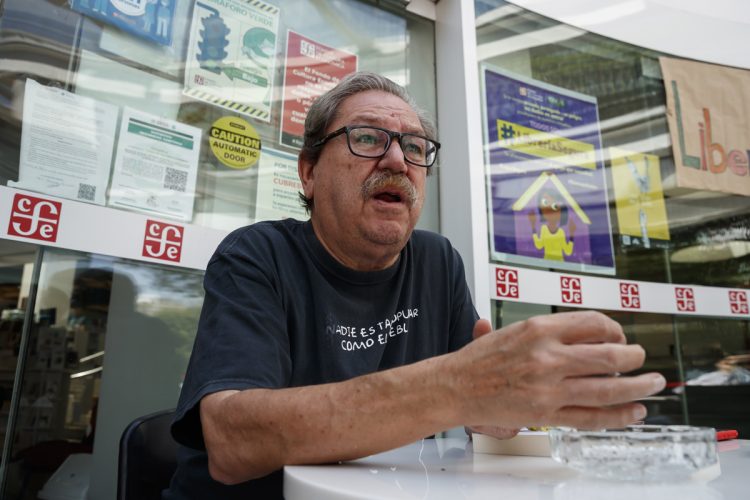 El director del Fondo de Cultura Económica (FCE), Paco Ignacio Taibo II, durante una entrevista con EFE, el 18 de abril de 2022, en Ciudad de México. Foto: José Méndez / EFE.