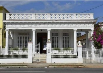 Casa del Vedado, situada en calle 23 No. 664, entre D y E, La Habana. Foto: https://www.facebook.com/cnpccuba