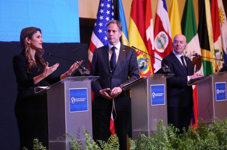 El secretario Alejandro Mayorkas (derecha), junto al secretario de Estado, Anthony Blinken y la canciller panameña, Erika Mouynes, en una rueda de prensa este miércoles en Ciudad Panamá. | Foto: Cancilleria de Panamá distribuida por Efe.