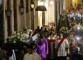 Fieles católicos cubanos participan en una procesión del Viernes Santo en La Habana, el 15 de abril de 2022. Foto: Ernesto Mastrascusa / EFE.