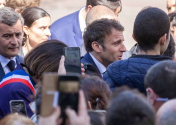 Macron, al centro de la multitud. Foto: https://www.lemonde.fr.
