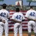 Postales que deja el Jackie Robinson Day en Grandes Ligas.  Foto: CJ Gunther/EFE.