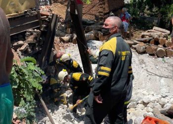 Cuatro horas demoraron los integrantes de la Brigada de Rescate y Salvamento con precaución para sacar a Coco con vida. Foto: Tomada de Escambray