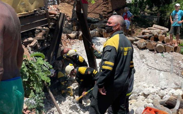 Cuatro horas demoraron los integrantes de la Brigada de Rescate y Salvamento con precaución para sacar a Coco con vida. Foto: Tomada de Escambray