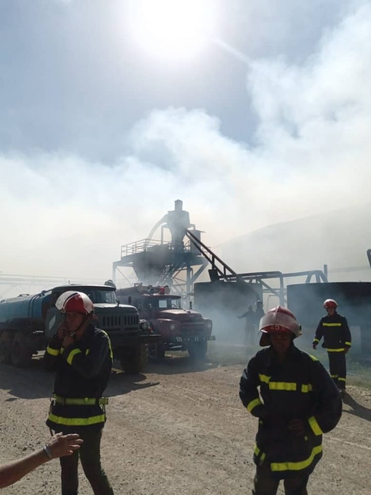 Incendio en el central Mario Muñoz Monroy, en Matanzas. Foto: Facebook Tv Yumurí