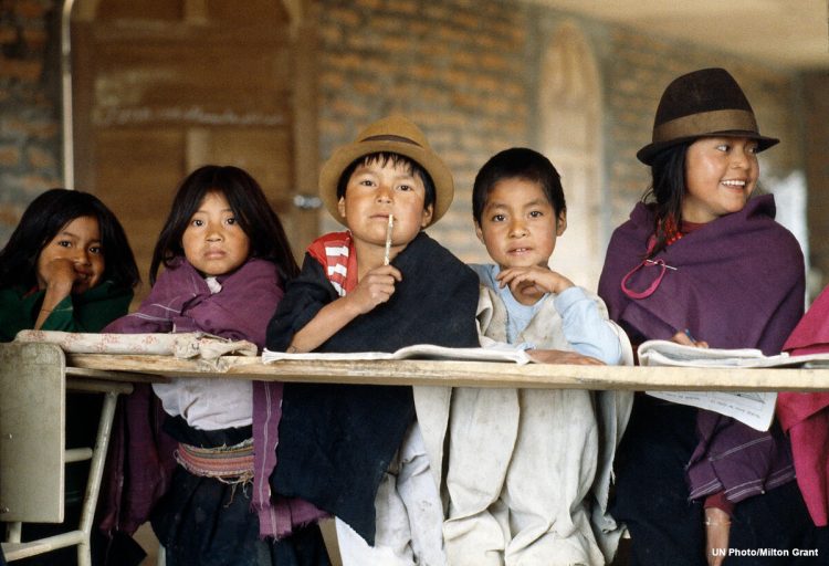 Esta tendencia se observa en Asia Oriental y el Pacífico, América Latina y el Caribe, y los Estados Árabes, donde hay uno de los mayores riesgos de abandono escolar por parte de los chicos, indica un reporte de Efe. Foto: facebook.com/UNESCOes.