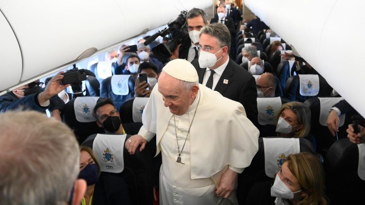 Durante el vuelo a Malta. Foto: www.vaticannews.va