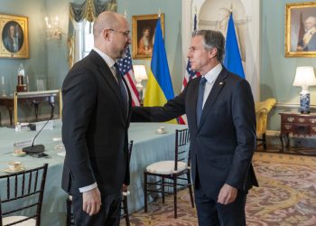 El secretario de Estado de EEUU junto al Primer Ministro ucraniano Denys Shmyhal. Foto: Twitter de Antony Blinken.