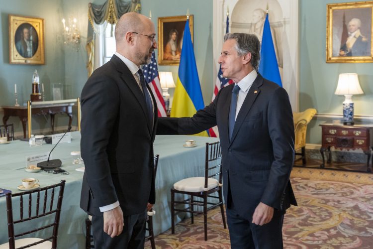 El secretario de Estado de EEUU junto al Primer Ministro ucraniano Denys Shmyhal. Foto: Twitter de Antony Blinken.