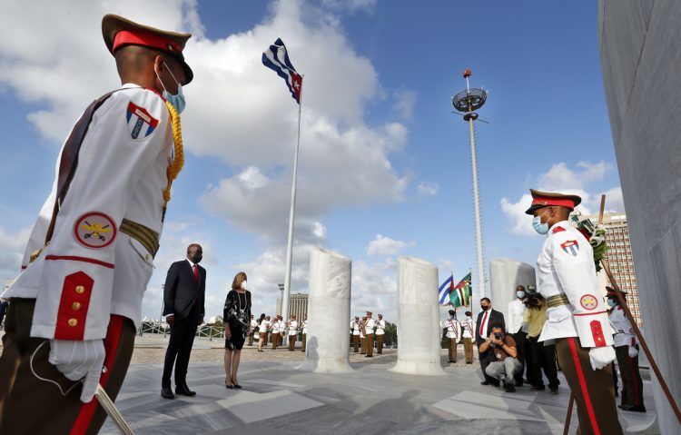 El primer ministro de Dominica, Roosevelt Skerrit (i) junto a la vicecanciller cubana Josefina Vidal (d), participa en la ceremonia de colocación de una ofrenda floral ante el monumento en la Plaza de la Revolución al Héroe Nacional cubano José Martí este martes, en La Habana. Foto: Ernesto Mastrascusa/Efe.