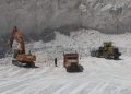 Máquinas excavadoras y transporte de carga trabajan en la mina de la planta Coco Peredo, en la occidental provincia cubana de Mayabeque. Foto: Yander Zamora / EFE.