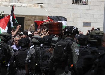 Cientos de palestinos se concentraron hoy en las oficinas de la cadena Al Yazira en Ramala para despedir a la periodista palestina Shireen Abu Akleh, que falleció esta mañana por un disparo en la cabeza en el marco de una redada del Ejército israelí en la ciudad cisjordana de Yenín. ATEF SAFADI/EFE/EPA/