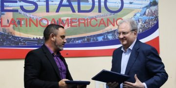 Juan Reinaldo Pérez, presidente de la Federación Cubana de Béisbol (FCB), junto al titular de la WBSC, Riccardo Fraccari, durante la firma de un memorando de entendimiento entre las dos entidades. Foto: Mónica Ramírez / Jit.