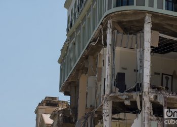 Vista del Hotel Saratoga, y sus alrededores, en La Habana, tras la explosión ocurrida en el lugar este viernes 6 de mayo de 2022. Foto: Otmaro Rodríguez.