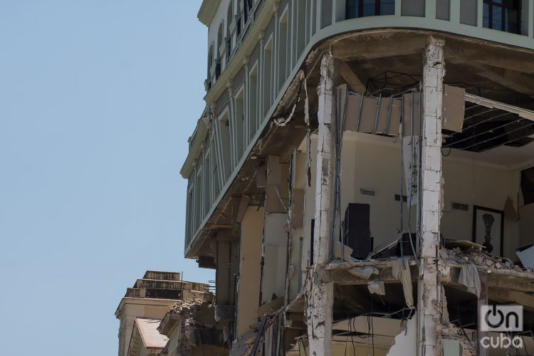 Vista del Hotel Saratoga, y sus alrededores, en La Habana, tras la explosión ocurrida en el lugar este viernes 6 de mayo de 2022. Foto: Otmaro Rodríguez.