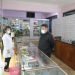 El líder norcoreano Kim Jong-un (c) en una visita a una farmacia en Pyongyang, en medio del actual brote de COVID-19 en la nación asiática. Foto: EFE / EPA / KCNA.