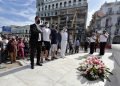 El embajador de España en Cuba, Ángel Martín Peccis (i), el capitán de navío Manuel García Ruiz (2-d), y representantes de las diferentes sociedades españolas en Cuba, colocan una ofrenda floral frente al Hotel Saratoga, en La Habana, el lunes 16 de mayo de 2022. Foto: Ernesto Mastrascusa / EFE.