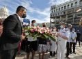 El embajador de España en Cuba, Ángel Martín Peccis (i), el capitán de navío Manuel García Ruiz (2-d), y representantes de las diferentes sociedades españolas en Cuba, colocan una ofrenda floral frente al Hotel Saratoga, en La Habana, el lunes 16 de mayo de 2022. Foto: Ernesto Mastrascusa / EFE.