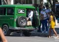 Un carro de transporte privado, en La Habana, el martes 17 de mayo de 2022, un día después de los anuncios de la Administración Biden sobre cambios en la política hacia Cuba. Foto: Otmaro Rodríguez.