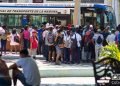 Personas en una parada de guagua en el parque El Curita, en La Habana, el martes 17 de mayo de 2022, un día después de los anuncios de la Administración Biden sobre cambios en la política hacia Cuba. Foto: Otmaro Rodríguez.