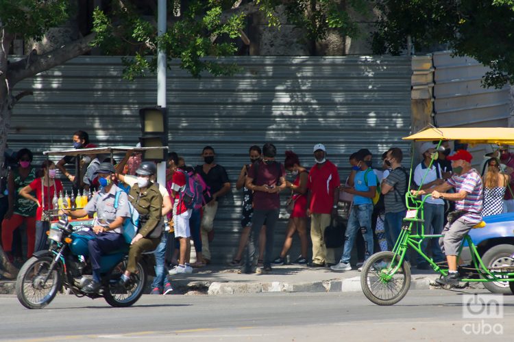 Personas en La Habana, el martes 17 de mayo de 2022, un día después de los anuncios de la Administración Biden sobre cambios en la política hacia Cuba. Foto: Otmaro Rodríguez.