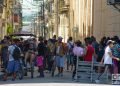 Personas en una cola en La Habana, el martes 17 de mayo de 2022, un día después de los anuncios de la Administración Biden sobre cambios en la política hacia Cuba. Foto: Otmaro Rodríguez.