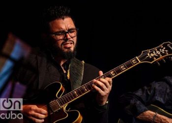 El guitarrista cubano Dayron Ortiz. Foto: Claudio Pelaez Sordo / Archivo.