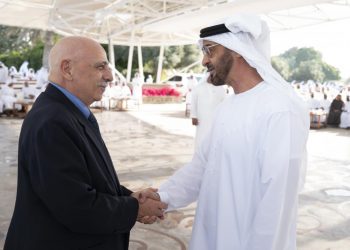 El Jeque Mohammed bin Zayed Al Nahyan recibiendo a Roberto Blanco, embajador de Cuba en Emiratos Árabes Unidos. En febrero de 2020. Foto: Minrex.