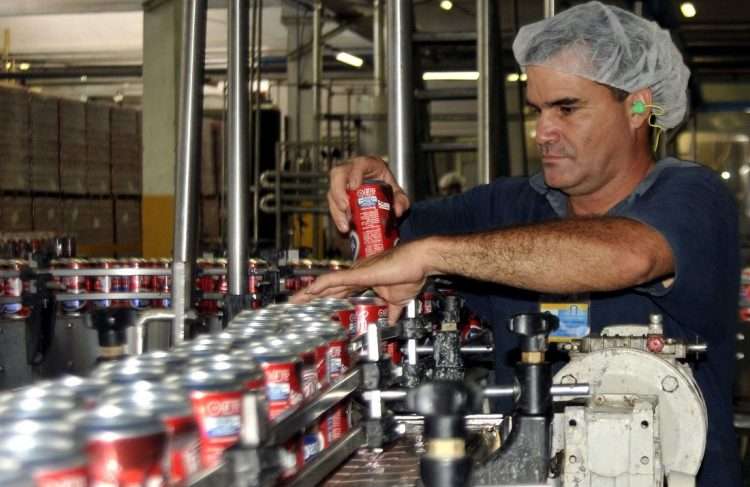 Fábrica de refrescos y aguas tónicas de la marca Ciego Montero, de la empresa Los Portales, en Guane, Pinar del Río. Foto: José Raúl Rodríguez Robleda / Trabajadores / Archivo.