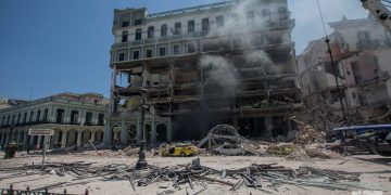 Vista del Hotel Saratoga, en La Habana, tras la explosión ocurrida en el lugar este viernes 6 de mayo de 2022. Foto: Otmaro Rodríguez.