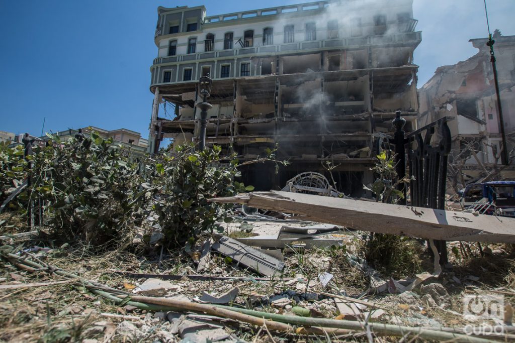 Vista del Hotel Saratoga, en La Habana, tras la explosión ocurrida en el lugar este viernes 6 de mayo de 2022. Foto: Otmaro Rodríguez.