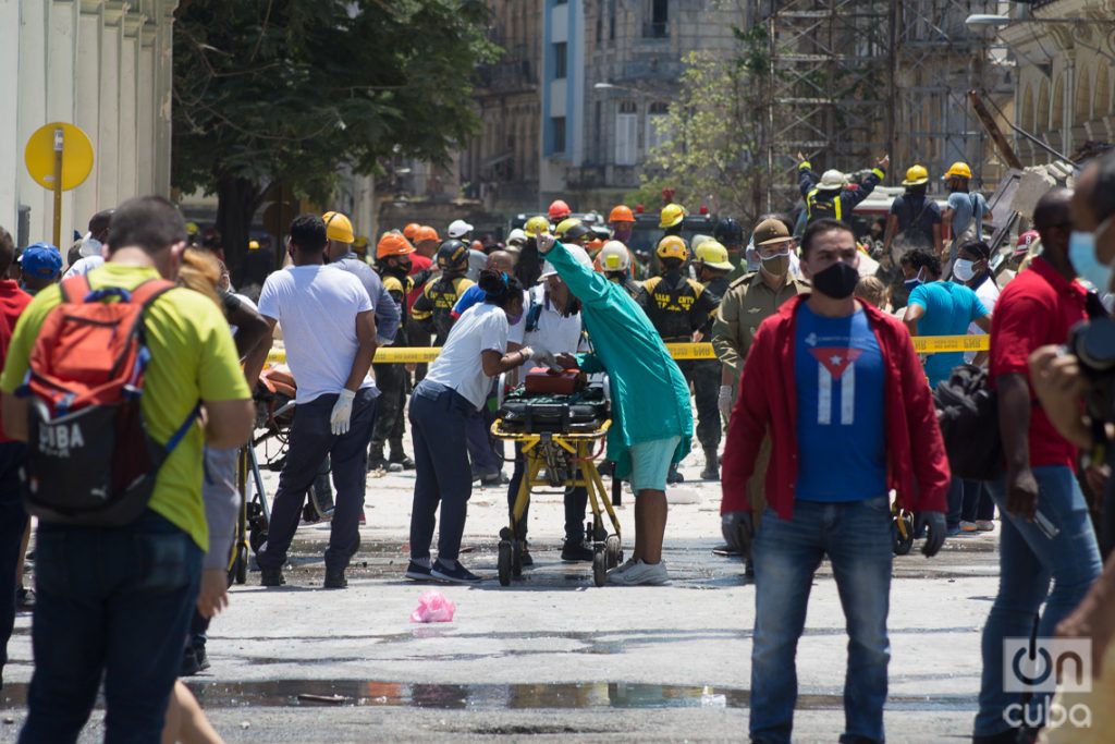 Trabajos de rescate y salvamento en el Hotel Saratoga, en La Habana, tras la explosión ocurrida en el lugar este viernes 6 de mayo de 2022. Foto: Otmaro Rodríguez.