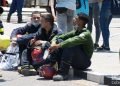 Rescatistas descansan en los alrededores del Hotel Saratoga, en La Habana, tras la explosión ocurrida en el lugar este viernes 6 de mayo de 2022. Foto: Otmaro Rodríguez.