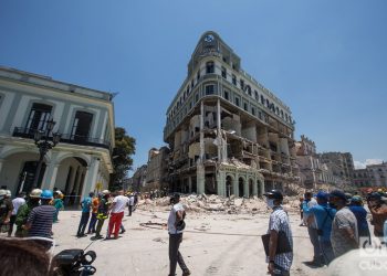 Vista del Hotel Saratoga, en La Habana, con personas en sus alrededores, tras la explosión ocurrida en el lugar este viernes 6 de mayo de 2022. Foto: Otmaro Rodríguez.