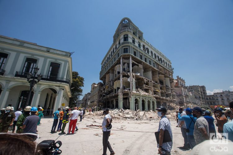 Vista del Hotel Saratoga, en La Habana, con personas en sus alrededores, tras la explosión ocurrida en el lugar este viernes 6 de mayo de 2022. Foto: Otmaro Rodríguez.