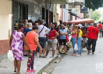 Personas en una calle de La Habana. Foto: Otmaro Rodríguez.