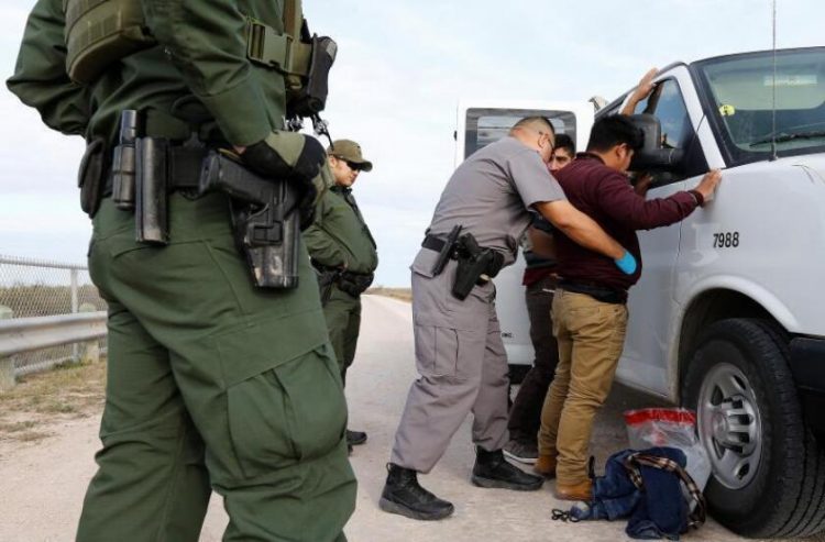 Inmigrantes interceptados en la frontera sur. Foto: The San Diego Union-Tribune.