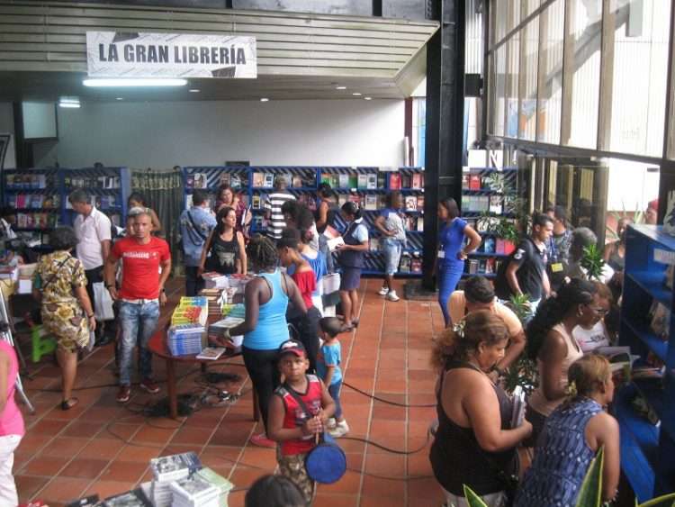 La Feria del Libro en Santiago. Foto: Radio Rebelde.