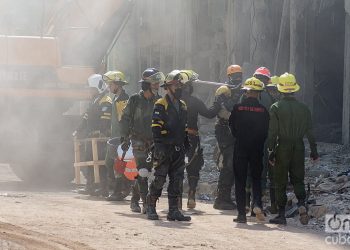 Labores en la zona del hotel Saratoga, en La Habana, a varios días de la explosión ocurrida en el lugar. Foto: Otmaro Rodríguez.