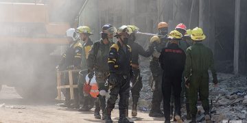 Labores en la zona del hotel Saratoga, en La Habana, a varios días de la explosión ocurrida en el lugar. Foto: Otmaro Rodríguez.